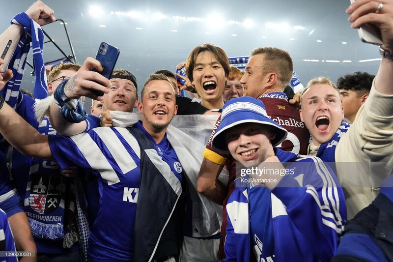 在沙爾克04確定升級的比賽結束後，球迷們衝進場中慶祝的合照。